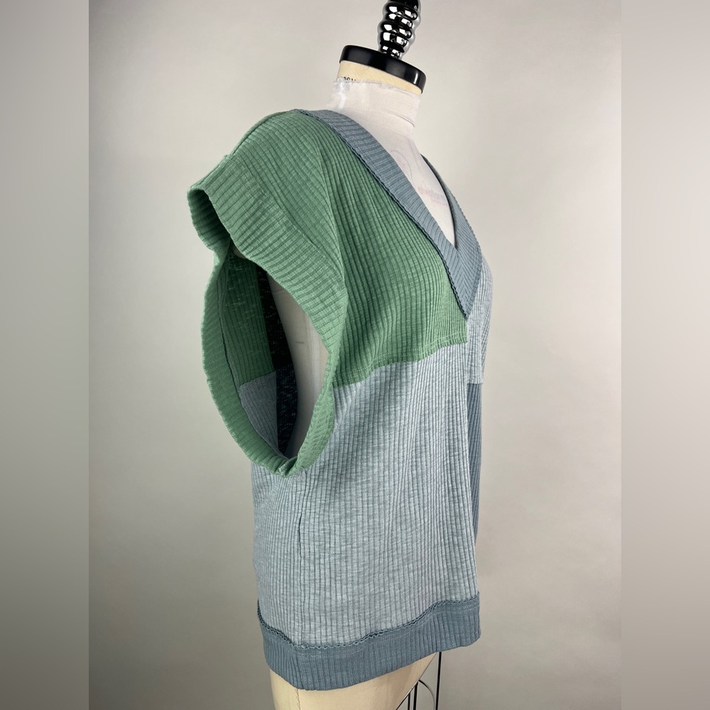 💚 3029. Color Blocking Ribbed V-Neck Top - Picture 4 of 6